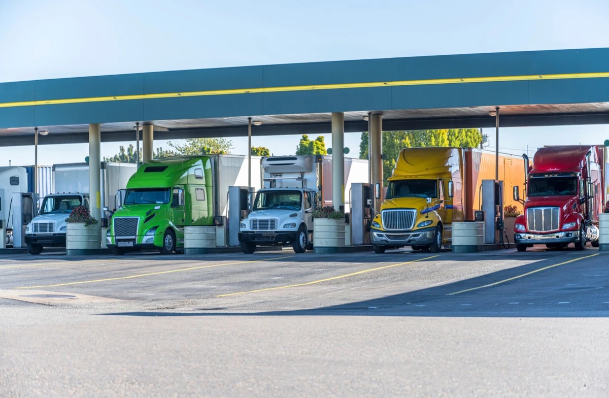 Fleet fuel efficiency guide: 5 best practices for better MPG + cost savings.