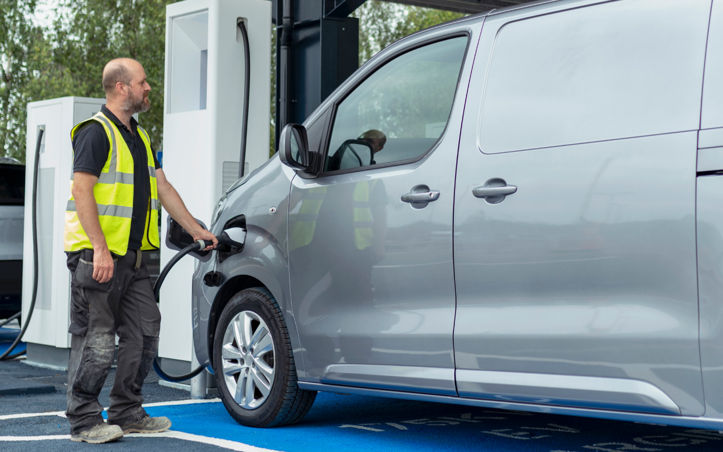 A comprehensive guide to electric vehicle fleets. Motive