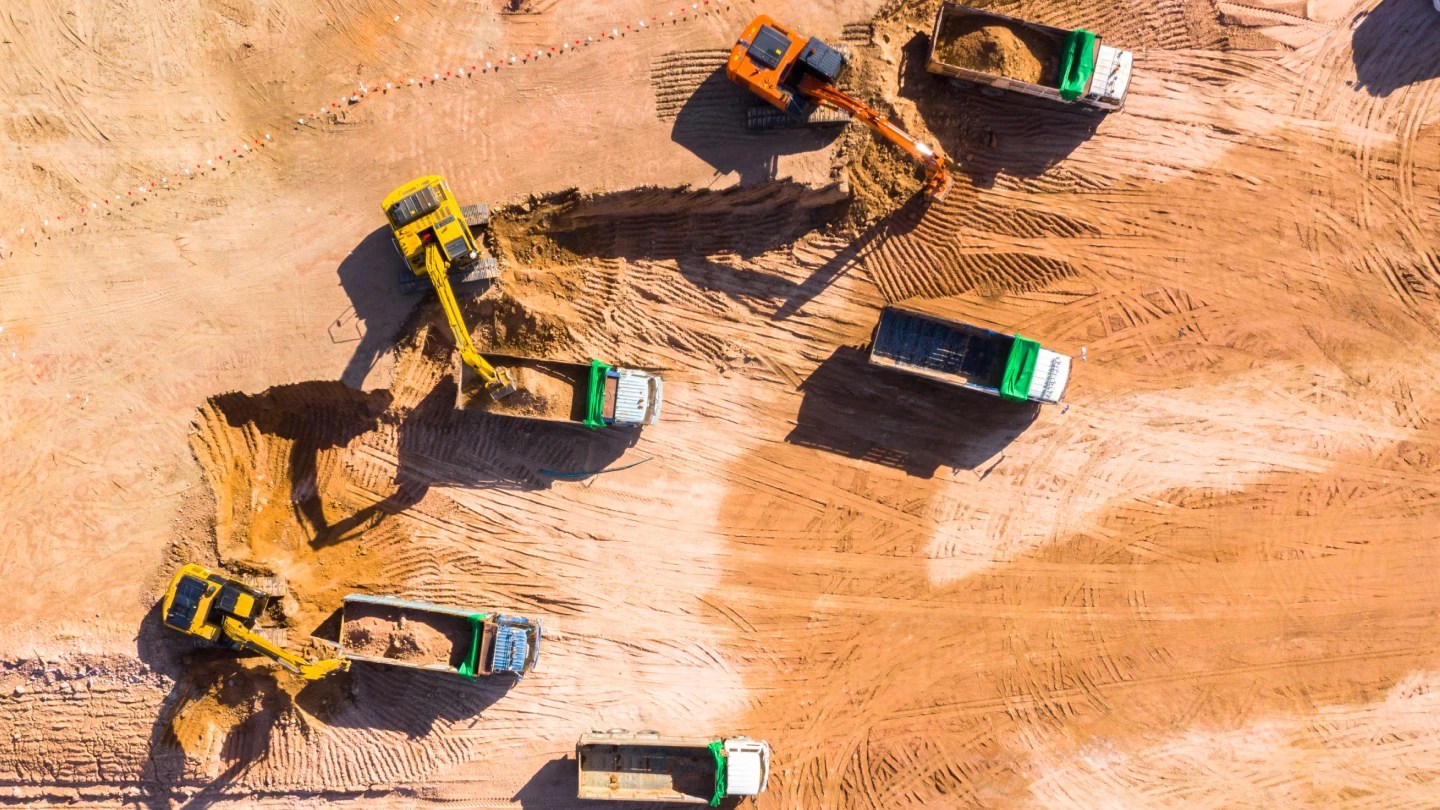 2023q4 1205851884463803 webpage equipment trailer tracking industry benefits construction 1344x820 2x 1