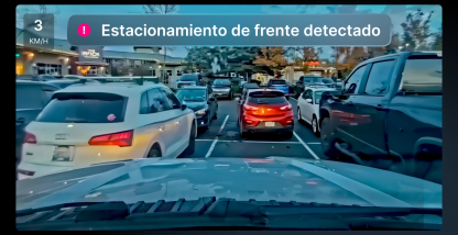 Reduce las colisiones al hacer marcha atrás con la detección de estacionamiento de frente impulsada por IA.