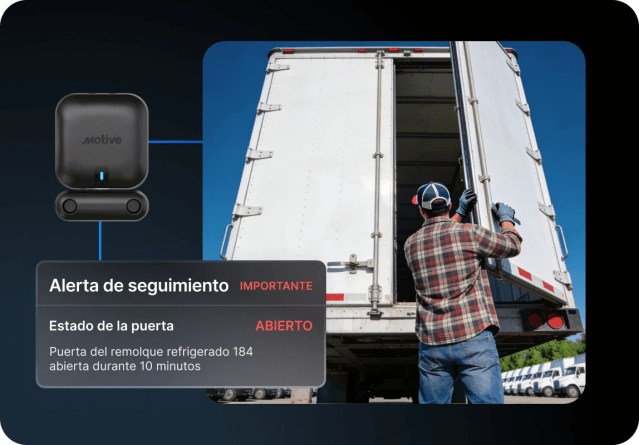 Conductor abriendo remolque refrigerado y sensor ambiental de puerta mostrando estado abierto