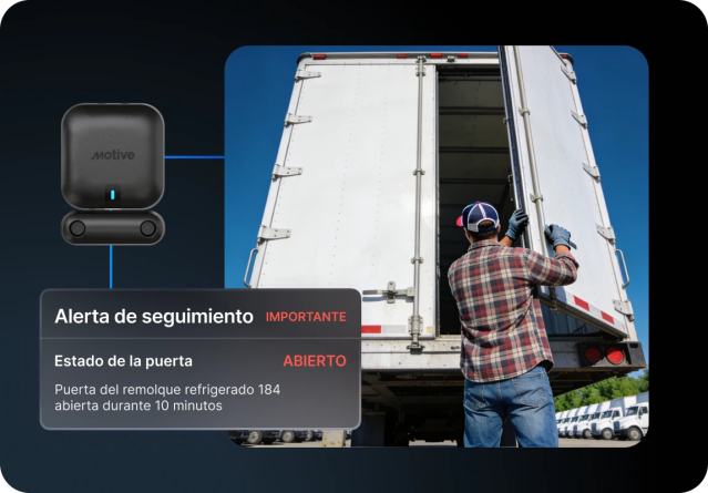 Conductor abriendo remolque refrigerado y sensor ambiental de puerta mostrando estado abierto